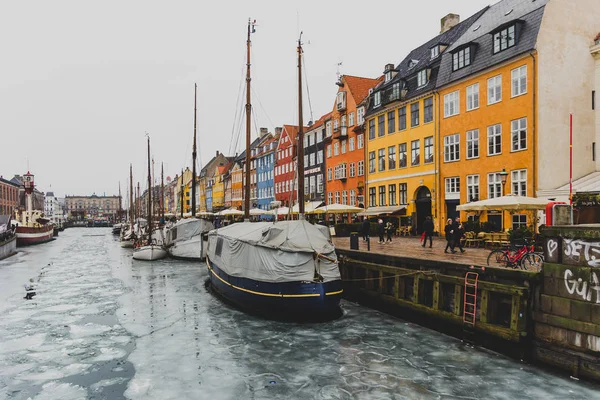 コペンハーゲンの有名な典型的なカラフルなホウ ニューハウン港 — ストック写真