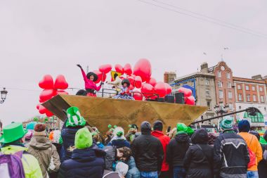 sanatçılar ve 2018 Aziz Patrick p katılan kalabalık