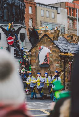 sanatçılar ve 2018 Aziz Patrick p katılan kalabalık