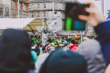 sanatçılar ve 2018 Aziz Patrick p katılan kalabalık