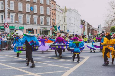 sanatçılar ve 2018 Aziz Patrick p katılan kalabalık