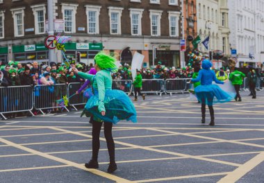 sanatçılar ve 2018 Aziz Patrick p katılan kalabalık