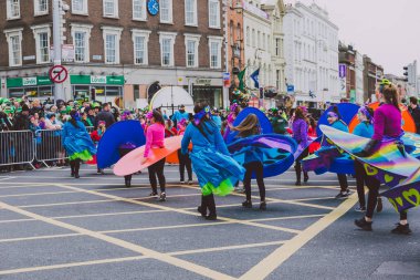 sanatçılar ve 2018 Aziz Patrick p katılan kalabalık