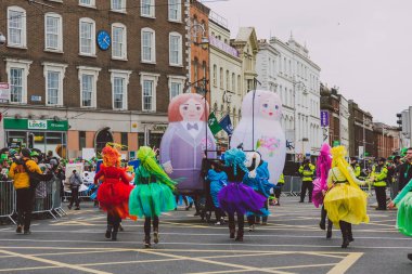 sanatçılar ve 2018 Aziz Patrick p katılan kalabalık