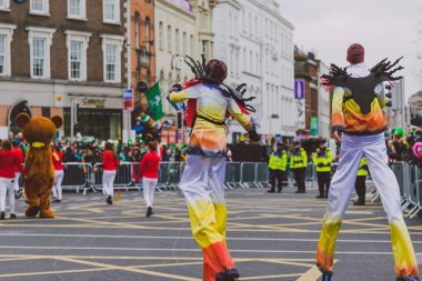 sanatçılar ve 2018 Aziz Patrick p katılan kalabalık