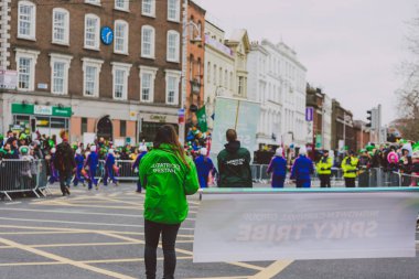 sanatçılar ve 2018 Aziz Patrick p katılan kalabalık