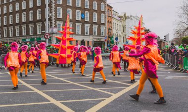 sanatçılar ve 2018 Aziz Patrick p katılan kalabalık