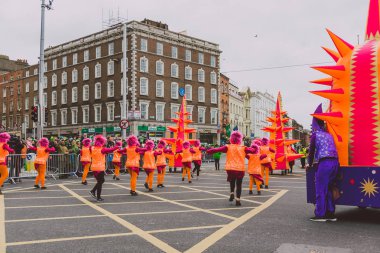 sanatçılar ve 2018 Aziz Patrick p katılan kalabalık