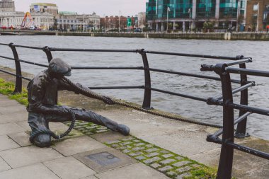 Dublin'in şehir Liffey Nehri üzerinde yan hakem heykeli nereye