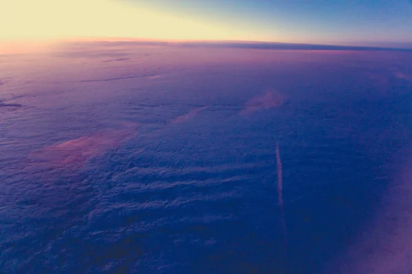 从飞机靠窗的座位上拍摄的厚厚的土块层 — 图库照片