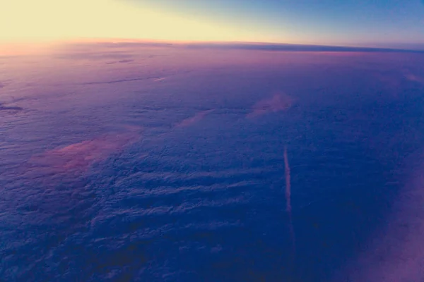 Capas gruesas de terrones disparados desde el asiento de la ventana del avión — Foto de Stock