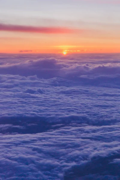 Puesta de sol con tonos rosa y púrpura disparado desde el asiento de la ventana del avión — Foto de Stock