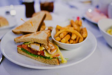 cips ve garnitür bokeh ile tavuk sandviç