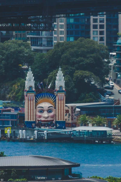 Utsikt över Sydneys Luna Park framför den berömda hamnen — Stockfoto