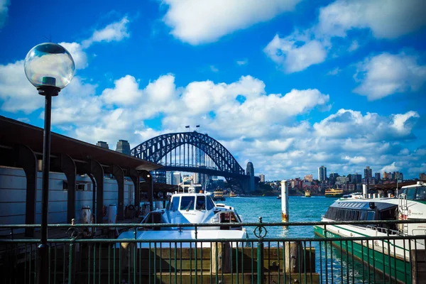 Blick auf den Hafen von Sydney und den kreisförmigen Kaibereich mit dem Symbol — Stockfoto