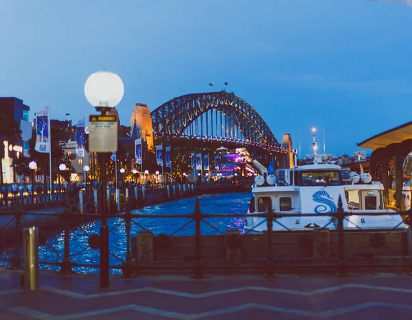 Vista del puerto de Sydney y la zona de Circular Quay con el icono — Foto de Stock