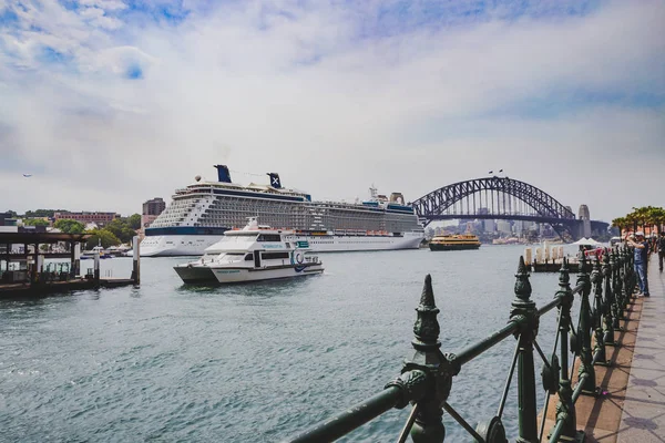 Вид на Сиднейскую гавань и круговую набережную с иконой — стоковое фото