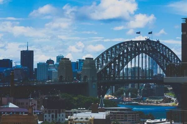 City view featuring the iconic Sydney Harbour Bridge and surroun — Stock Photo, Image