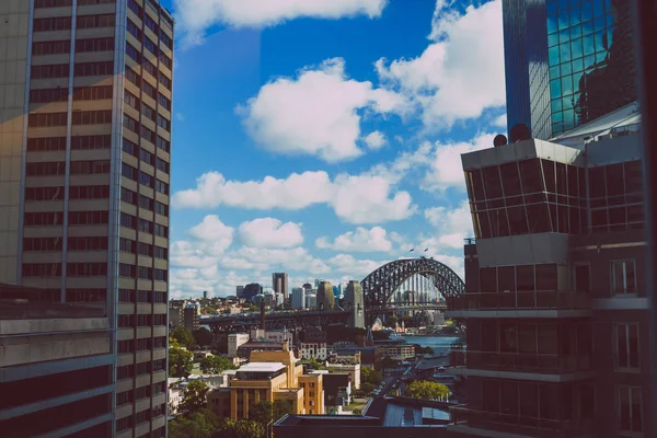 City view featuring the iconic Sydney Harbour Bridge and surroun — Stock Photo, Image