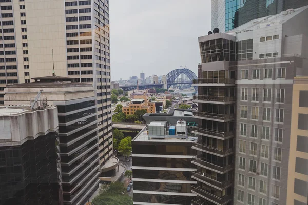 Uitzicht op de stad met de iconische Sydney Harbour Bridge en surroun — Stockfoto