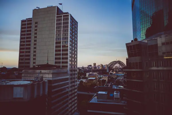 Vista sulla città con l'iconico Sydney Harbour Bridge e circondare — Foto Stock