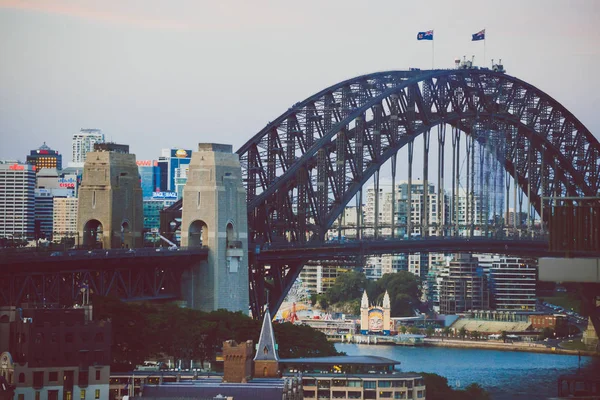 Vue sur la ville avec l'emblématique Sydney Harbour Bridge et surroun — Photo