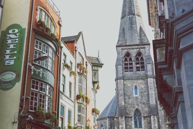 St Andrew's Kilisesi ve Dublin O'Neills pub yakın görüntüleyin