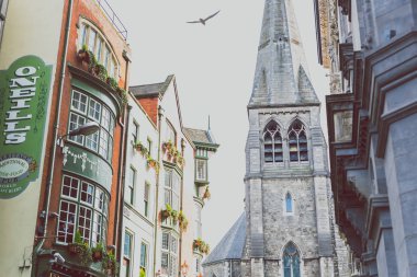 St Andrew's Kilisesi ve Dublin O'Neills pub yakın görüntüleyin