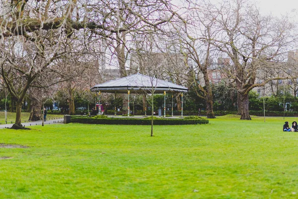 Vista de St Stephen 's Green Park en el centro de Dublín cerca de Graft — Foto de Stock