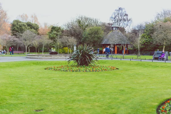 Vista para o Parque Verde de Santo Estêvão, no centro da cidade de Dublin, perto de Graft — Fotografia de Stock