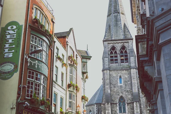 View of the St Andrew 's Church and nearby O' Neills pub in Dublin — стоковое фото