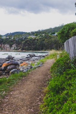 Hobart, Tasmanya ıssız Beach'te kayalar ve walkpath t