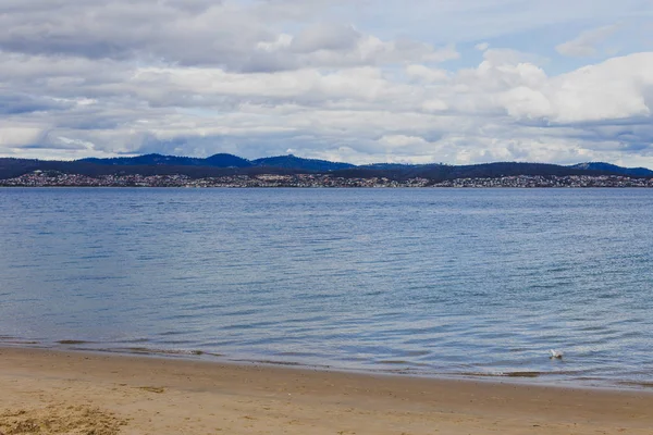 Pantai sepi di Hobart, Tasmania pada hari yang mendung — Stok Foto