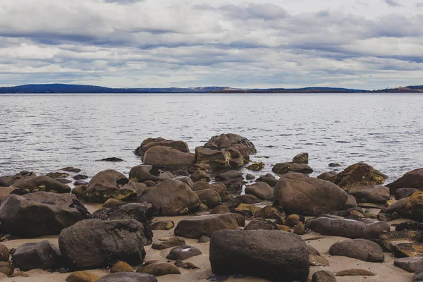 Pantai sepi di Hobart, Tasmania dengan batu di latar depan — Stok Foto