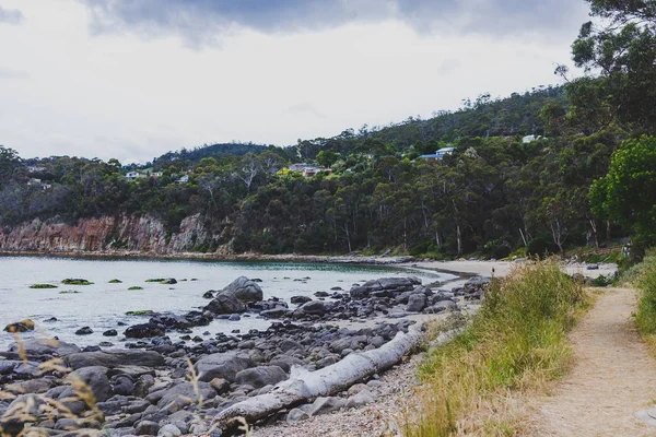 Opuštěná pláž v Hobart, Tasmánie s kamením a pěšky cestu — Stock fotografie