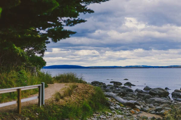 Pantai sepi di Hobart, Tasmania dengan batu dan jalan setapak di t — Stok Foto