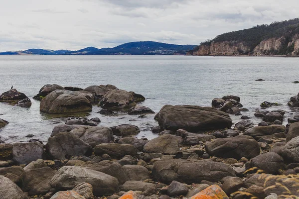 Pantai sepi di Hobart, Tasmania dengan batu di latar depan — Stok Foto