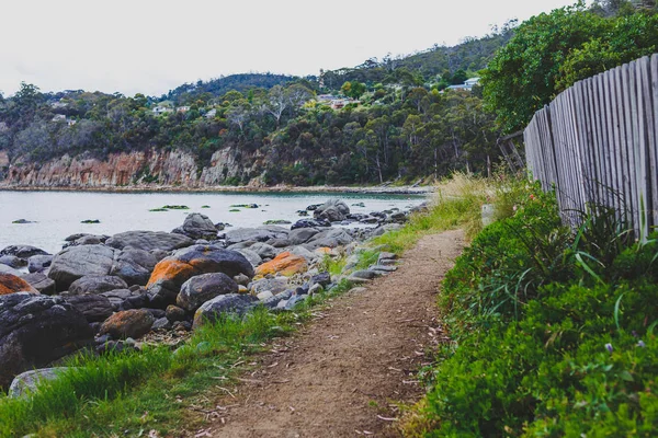 Verlaten strand in Hobart, Tasmanië met rotsen en walkpath in t — Stockfoto