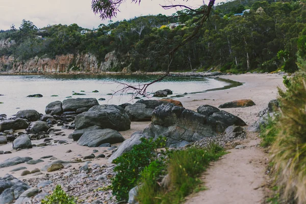 Einsamer Strand in hobart, Tasmanien mit Felsen und Wanderweg in t — Stockfoto