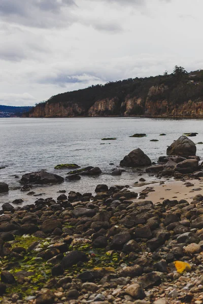 Bezludnej plaży w Hobart, Tasmania ze skały na pierwszym planie — Zdjęcie stockowe