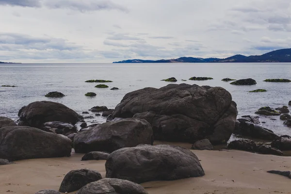 Pantai sepi di Hobart, Tasmania dengan batu di latar depan — Stok Foto