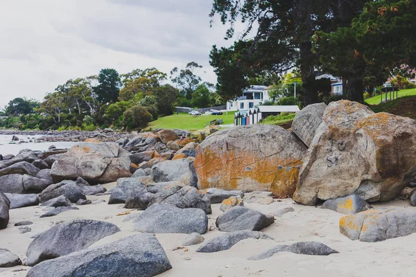Playa desierta en Hobart, Tasmania con rocas en primer plano — Foto de Stock