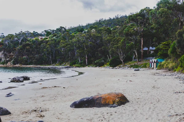 Hobart, Tasmania kihalt strand sziklák az előtérben — Stock Fotó