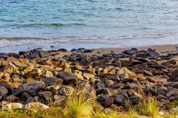 Szczelnie-do góry skały i wybrzeże w Hobart, Tasmania z delikatnie go — Zdjęcie stockowe