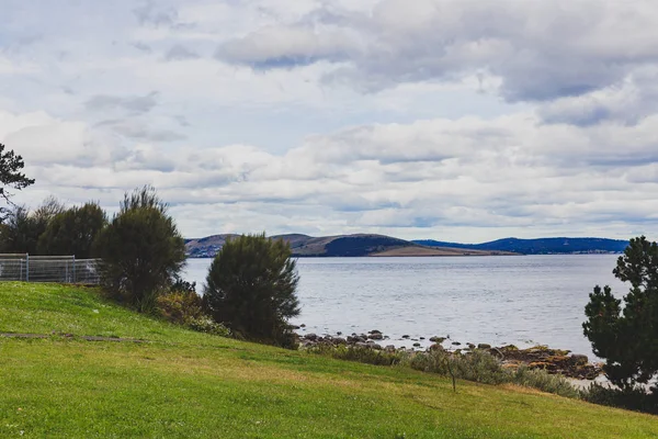 Meadows next to the beach in Hobart, Tasmania — Stock Photo, Image