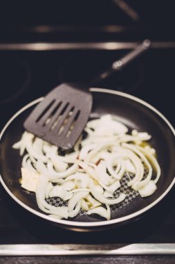 kızartma tavası pişmiş Sote soğan ile