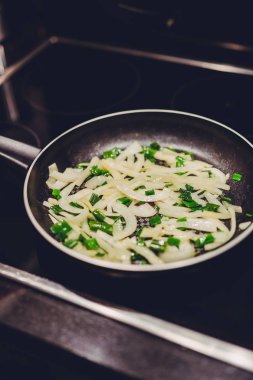 tavada Sote soğan ve pişirildikten soğancık