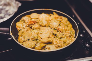 patates, soğan ve pişirildikten zcchini tarifi ile kızartma tavası