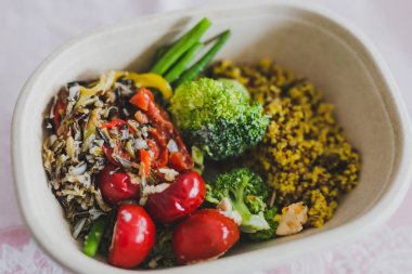 mized sebze salatası ile sağlıklı öğle yemeği kutusu