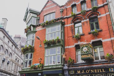 St Andrews Kilisesi alanının yanında pub ve mimari Ayrıntılar 